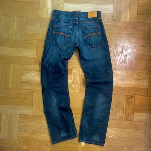 Nudie jeans  - Ett par sjukt snygga nudie jeans i model straight Sven i 8/10 skick utan hål eller revor✅ storlekn är 31/34. Skriv gärna vid frågor ✨ fraktas inom 48 timmar och snabbast går PostNord 📦