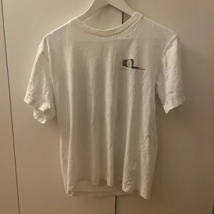 Vit Uniqlo x KAWS t-shirt S - Tjena! Säljer nu denna Kaws x Uniqlo T-shirt då jag har vuxit ur den, den är i perfekt skick och är i Storlek S. Tveka inte på att höra av dig vid minsta fundering!