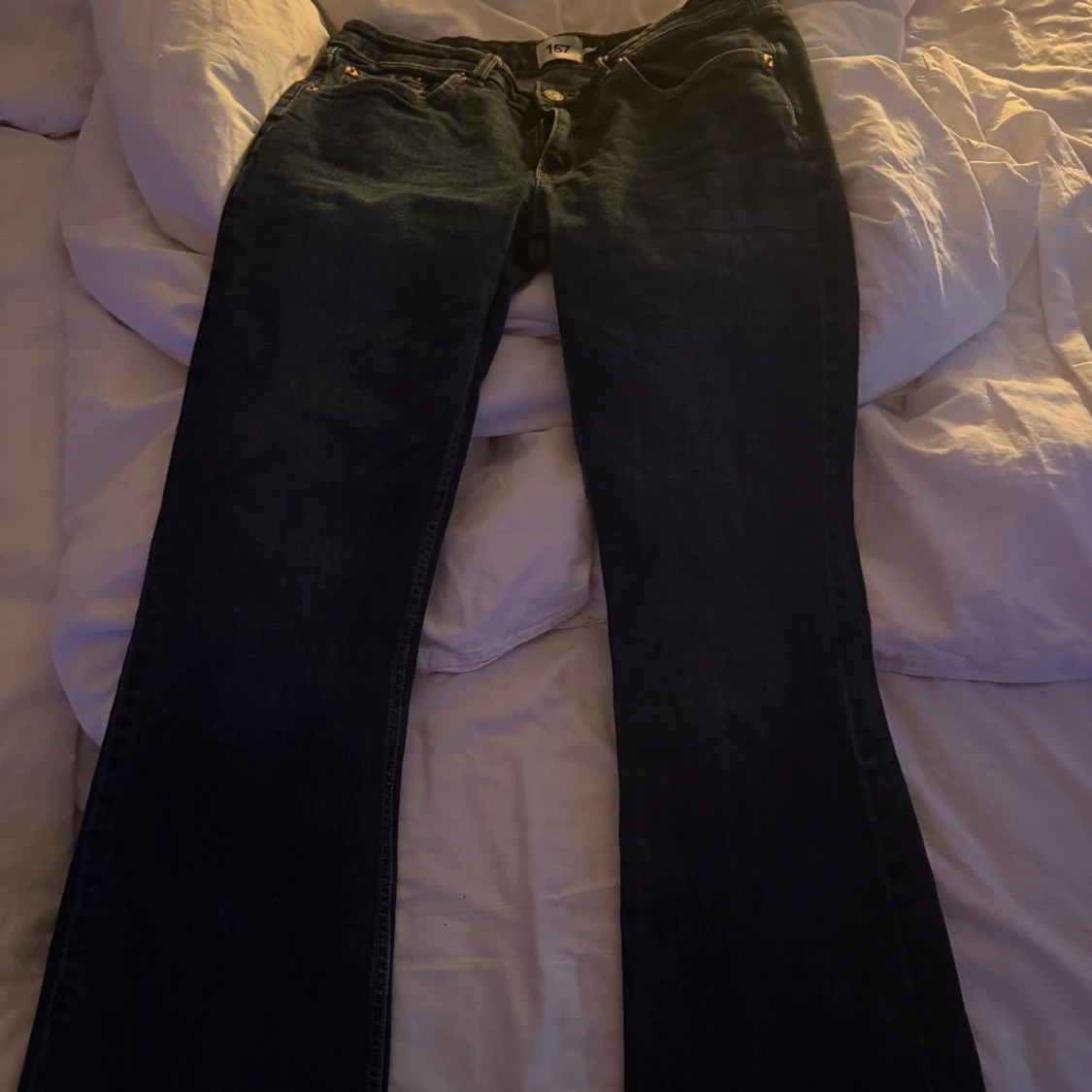 Mörkblå bootcut jeansbyxor