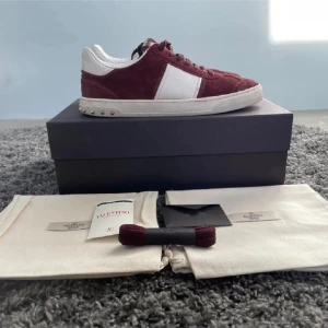 Vinröda valentino flycrew - Tjena, säljer ett par feta vinröda flycrew i storlek 43. Skorna är perfekta för sommarn och alla nitar är kvar. Du får med valentino box, extra nitar, extra skosnören och dustbag. Hör av dig om du är intresserad!