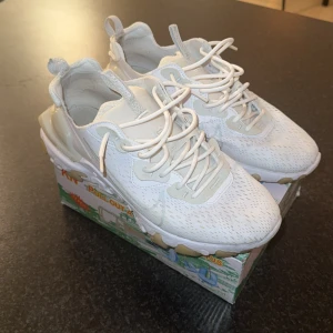 Nike react vision 43 - Nike react vision i jätte bra skick storlek 43