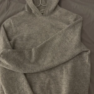 Ljusgrå merinoull hoodie - Mysig o stilren kashmir tröja från Randamk i stickat material. Använd men i bra skick. Köpt för 700* Säljer för den e lite för liten/skriv om du har några funderingar 