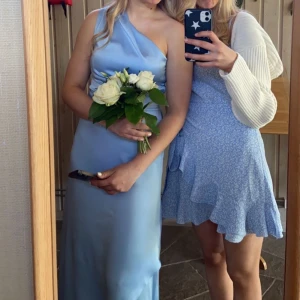 Ljusblå långklänning one shoulder - Säljer en jätte fin ljusblå långklänning med one shoulder-design, perfekt för speciella tillfällen. Endast använd en gång!🩵