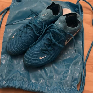 Nike Phantom GX Elite fg - Säljer ett par Phantom GX II ELITE då de inte passade mig. Endast använd 1 träning, kvitto och låda finns kvar. Går att diskuterpris vid snabb affär! Vid frågor är det bara att höra av sig! ☀️