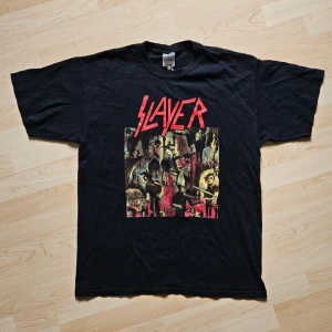 Slayer Reign In Blood - Y2K Tee - Y2K T-Shirt - Slayer (Reign In Blood)  Mycket fint skick!  Storlek: L  100% Bomull   Axelbredd: 53cm  Längd: 73cm