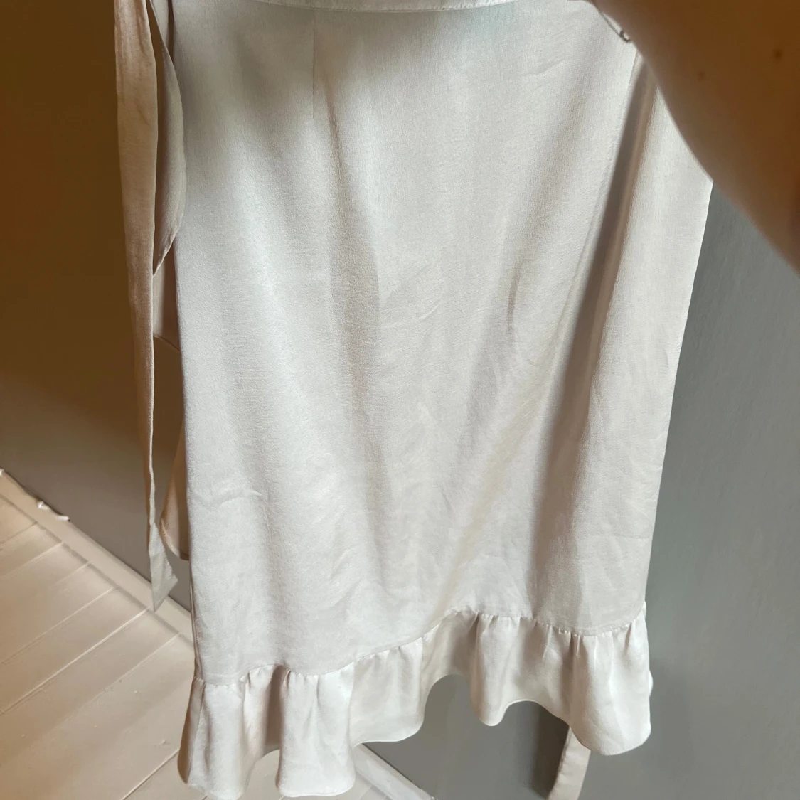 Beige omlottkjol med volang Neo Noir - 2