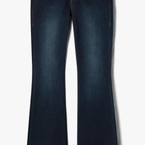 Bootcut jeans i mörkblå denim True Religion - Snygga bootcut jeans i mörkblå tvätt med klassiska kontrastsömmar och markerade bakfickor. De är i storlek 27 och från märket True Religion!🤗 Kan gå ner i pris i snabb affär!