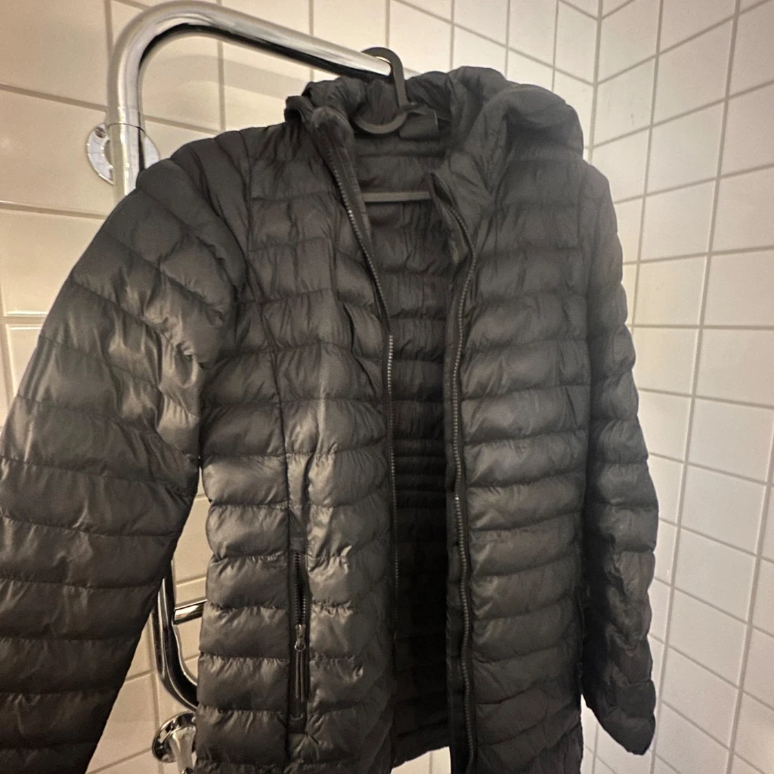 Svart dunjacka med huva EVEREST - 1