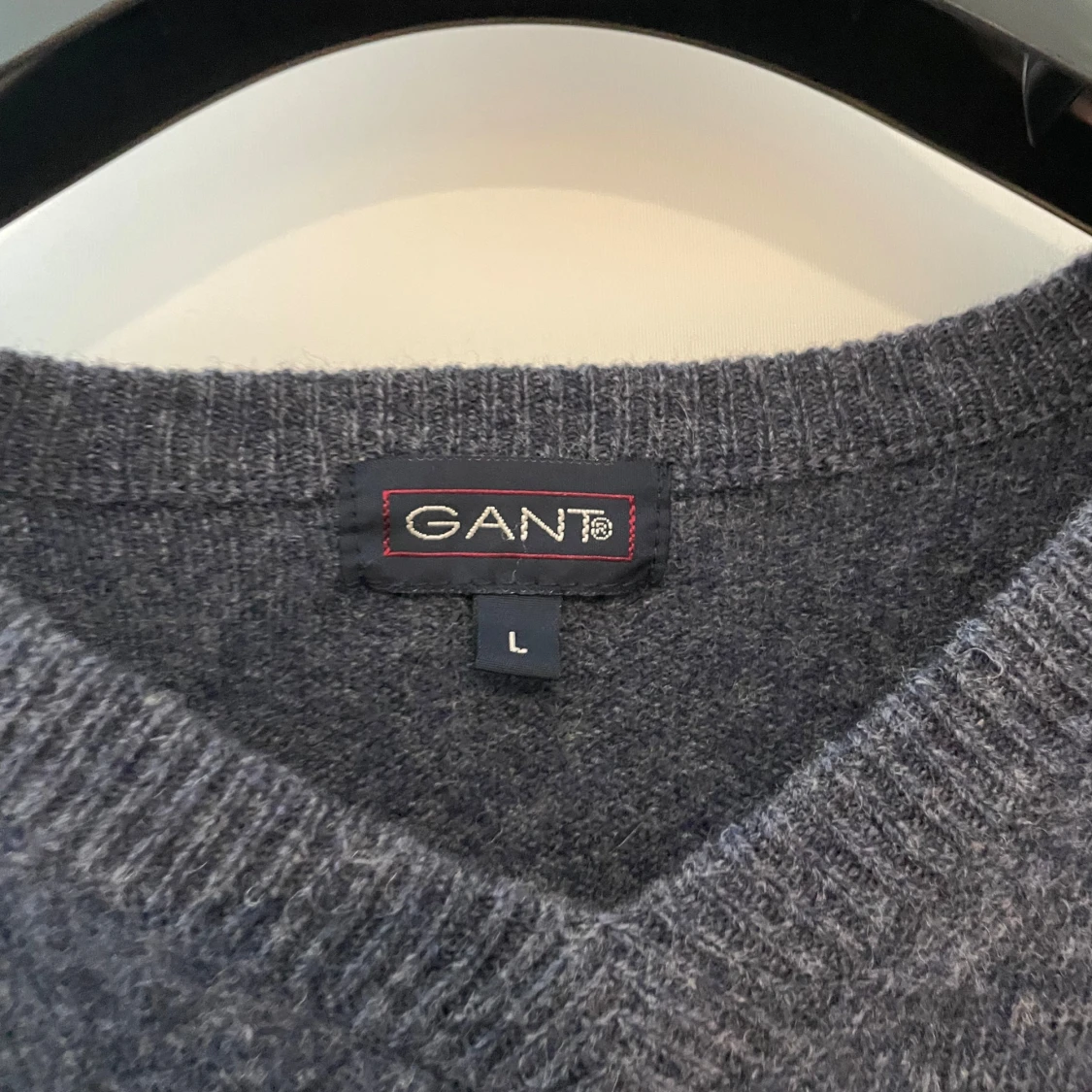 Mörkgrå stickad tröja från GANT - 1