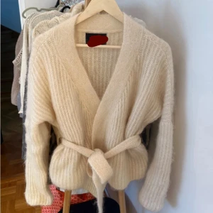 Beige omlott tröja - Säljer denna då jag inte inte tyckte den satt så bra på mig, köptes här på plick men var endast använd ca 2 ggr av förra ägaren, super fin!🩷