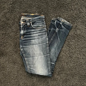 Fetaste jeansen på plick, nudie jeans  - Som du ser så är det här fetaste jeansen ute på plick just nu, har inte så mycket mer än det att säga. Helt galen wash och väldigt bra passform. Slim/skinny fit. Storlek 28/32 