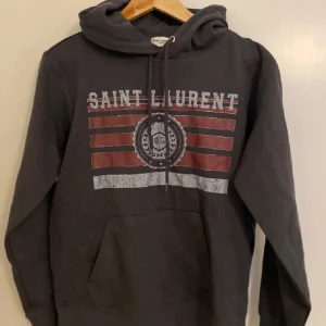 Saint Laurent hoodie  - Hej🙌, säljer nu min extremt fina och eftertraktade Saint Laurent tröja, bedömd sick 10/10. Skriv vid funderingar!