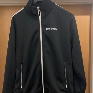 Palm angels jacka - Säljer nu min Palm angels jacka då jag knappt använder den, storlek L men kan passa M då den är lite flexibel, super skick
