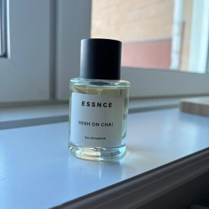 High On Chai Eau de Parfum från Essnce - High On Chai från Essnce, knappt använd. Säljer då doften inte passar mig. 