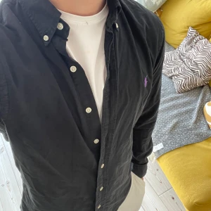 Ralph lauren skjorta - Säljer nu denna feta Ralph lauren skjortan, perfekt nu till sommaren. Storlek: S. Nypris: 1799kr. Mitt pris: 329kr. Det finns en väldigt liten defekt som man knappast ser på högre ärmen ( kolla bild 4 ). Priset är ej hugget i sten. Skriv vid frågor eller för fler bilder! 🤩