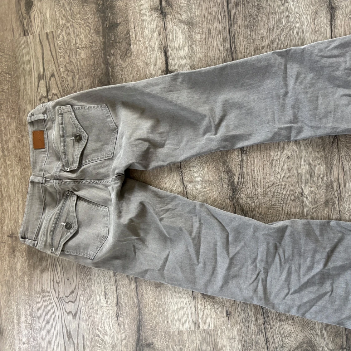 Grå bootcut jeans från Subdued - 1