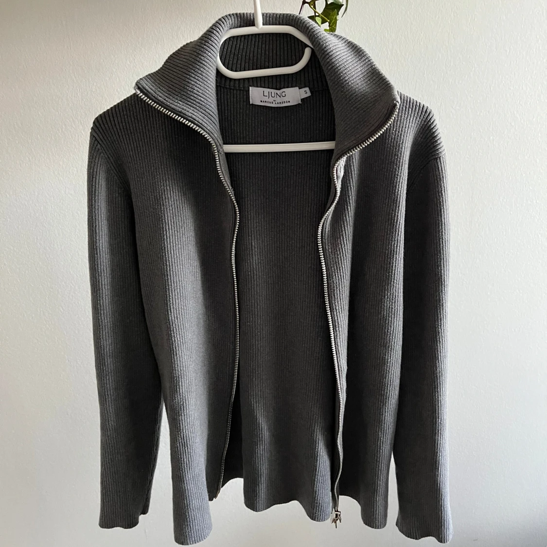 Grå ribbad kofta från Ljung - 1