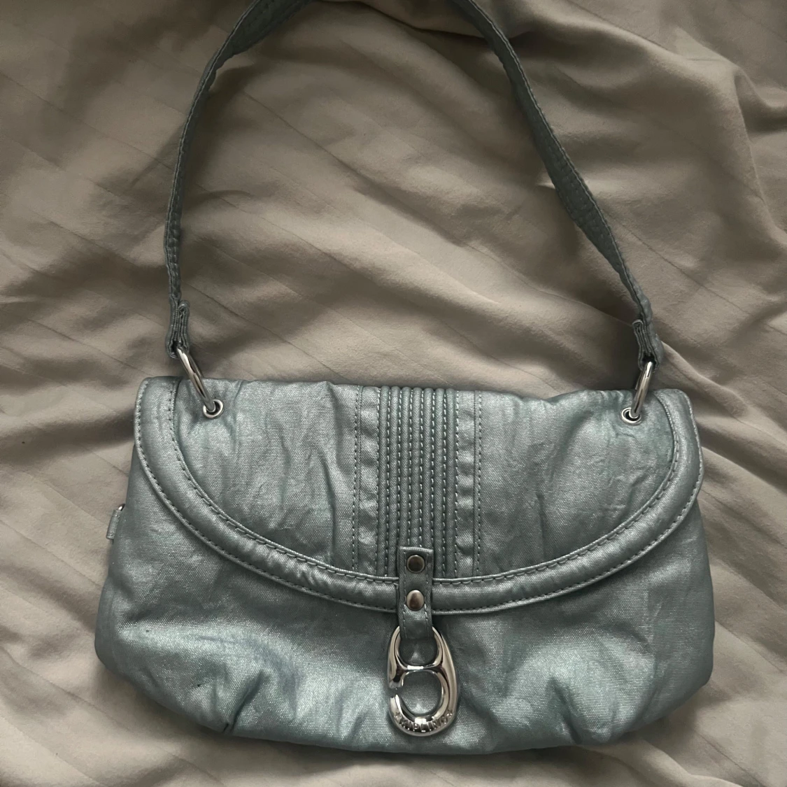 Metallicblå axelväska med dragkedja