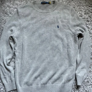 Ralph lauren tröja  - Tja! Säljer nu min Ralph lauren tröja. Storlek L. Skick 10/10, inga defekter. Köpt på plick så är ej 100 om den är äkta. Fraktar samma dag! Vid fler frågor är de bara att skriva🔥