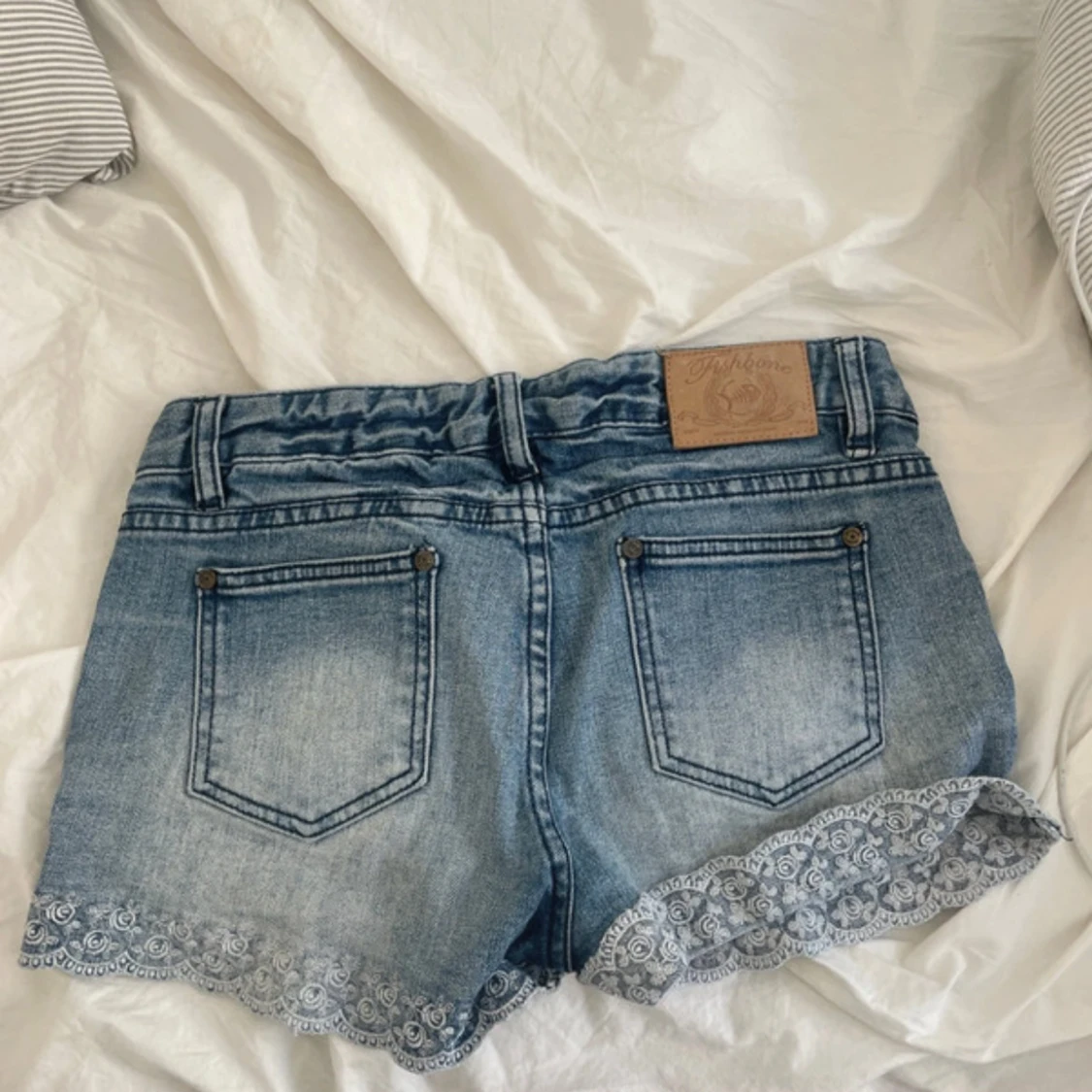 Jeansshorts med spets från fishbone - 1