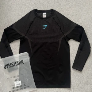 INTERSEKOLL Onyx V5 Long sleeved - Intressekoll på min onyx V5, långarmad, HELT NY! Den är i storlek S. Säljes pga att jag har L och inte S! Alla bud är intressanta! 