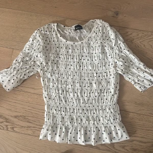 Vit prickig blus från Gina Tricot - Vit blus med svarta prickar från Gina Tricot. 