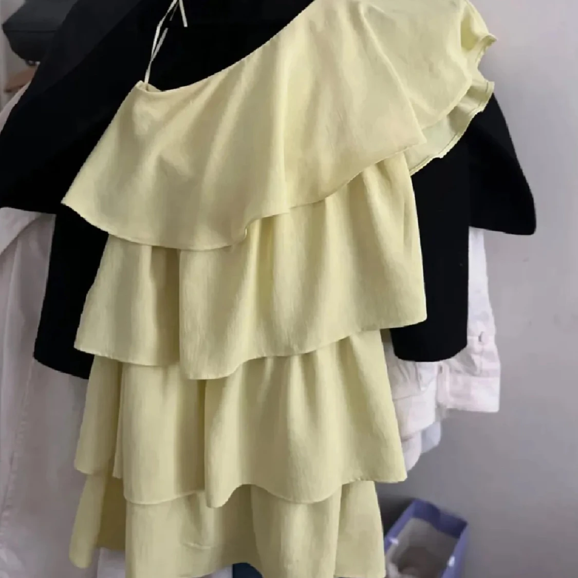 Gul miniklänning zara volang trendig populär 