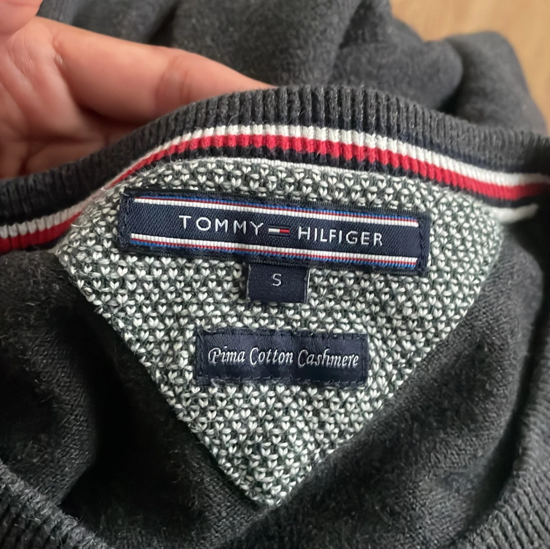 Svart v-ringad tröja Tommy Hilfiger S - 3