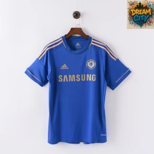 Chelsea FC blå Adidas fotbollströja - Chelsea FC matchtröja i blått från Adidas med guldiga detaljer och loggor. Klassiska tre ränder på axlarna, klubbmärke på bröstet och Samsung som sponsor. Tillverkad i lätt och ventilerande funktionsmaterial, perfekt för fotbollsplanen.
