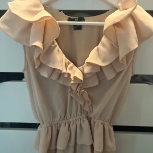 Rosa volangtopp H&M - Jättefin rosa volangtopp från H&M 💕💕 Bra skick och passar perfekt nu till sommaren! Mer rosa i verkligheten 🥰