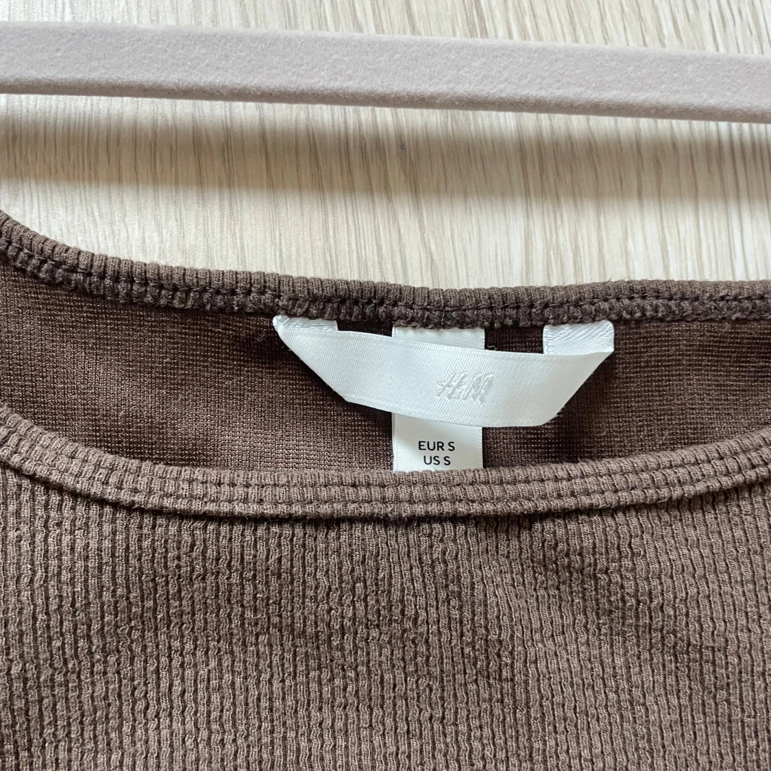 Brun ribbad linnetopp från H&M