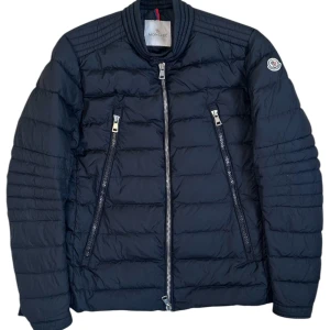 Moncler  - Moncler Ambiot Giubotto. Storlek 4 -L/Xl. Skick 8/10. Pris 2990kr finns att köpa på våran hemsida. Fashionels.com