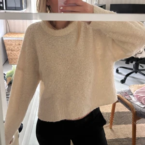Beige stickad tröja från Pieces - Mysig beige stickad tröja från Pieces! Säljer då den inte kommer till användning💞