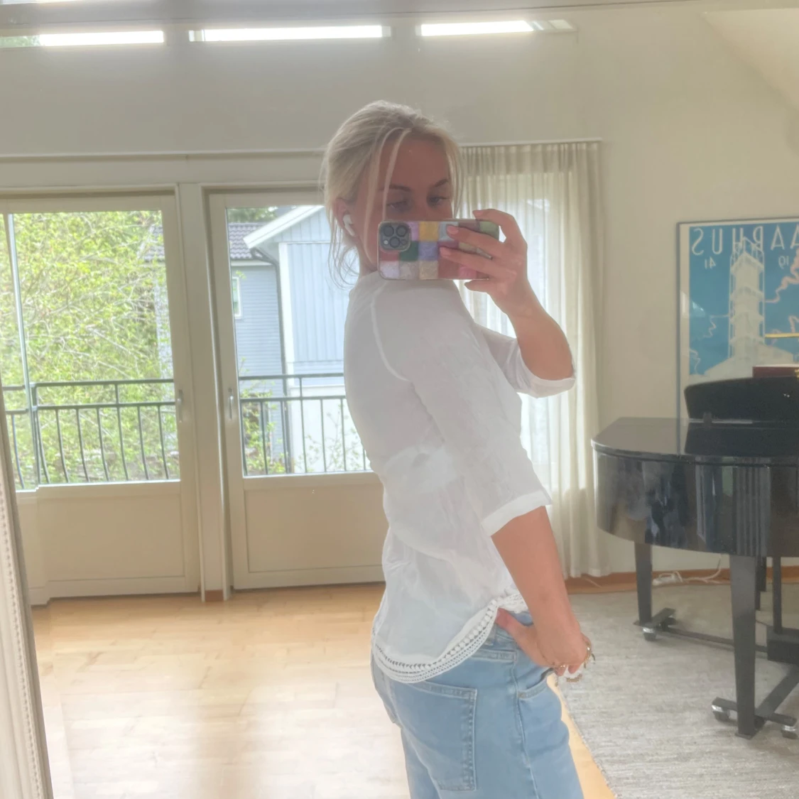 Vit blus med virkade detaljer - 1