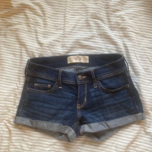 Lågmidjade hollister shorts - Super snygga lågmidjade jeans shorts från hollister! Passar perfekt till sommaren. De har inga defekter och sitter fint på, jag brukar ha storlek xs och de passar perfekt!