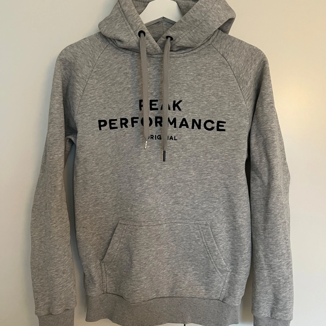 Grå hoodie från Peak Performance - 1