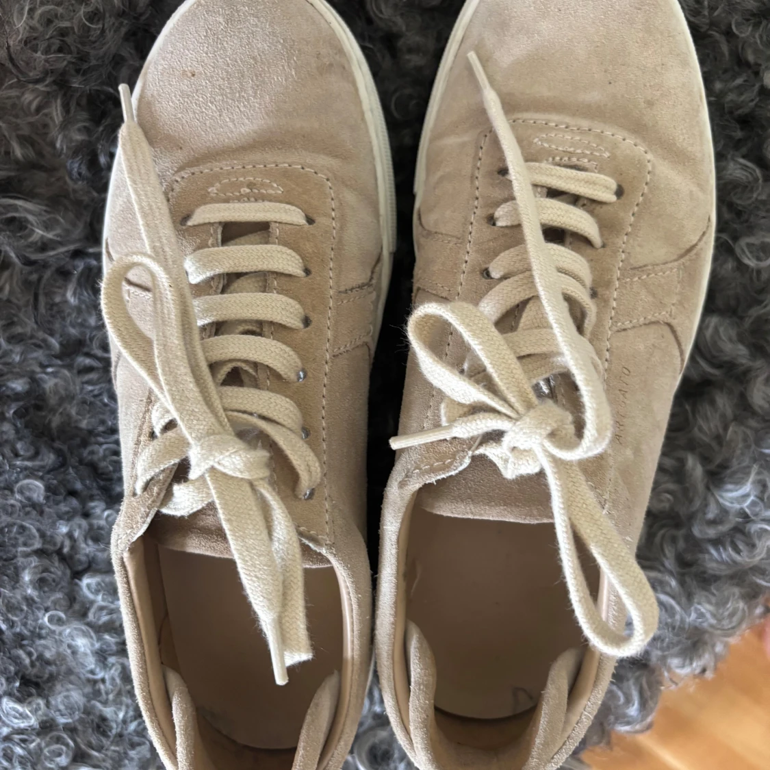 Beige sneakers från Axel Arigato i mocka - 1