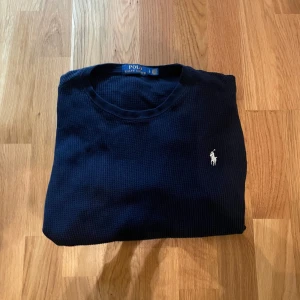 Mörkblå Polo ralph lauren tröja - Säljer en mörkblå tröja från Polo Ralph Lauren.                        Storlek L, passar mig som är ca 170 cm                                  Kontakta mig för mer information