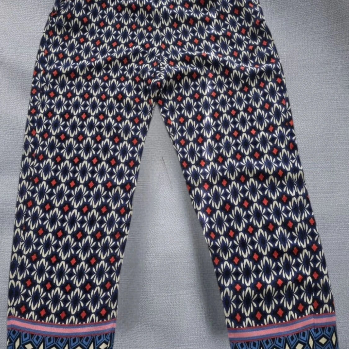 Mönstrade blå byxor med elastisk midja