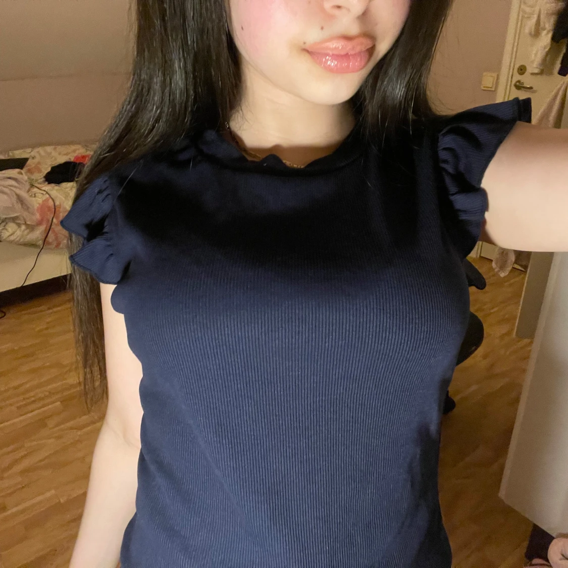 Mörkblå ribbad topp med volangärm - 1