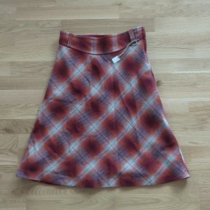 Vintage kjol - Fin kjol med 25% ull från H&M. Fint skick. 