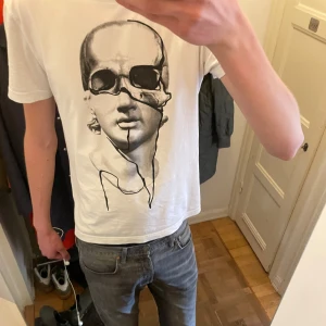 T-shirt me tryck  - Snygg tisha me schysst tryck på! Perfekt nu till sommaren. Från Antony Morato, han på bilden är 189 cm! Hör av er vid frågor 