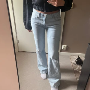 90’s boot - Använda endast en gång, hål i knäna och knappar på bakfickorna. Storlek S Full