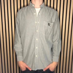 Ralph Lauren skjorta, sällsynt model.  - Ralph Lauren skjorta med Scottie dogs-broderi. Sällsynt vintage model. Skick 9/10. Storlek S regular fit. Hör gärna av dig vid minsta fundering😊