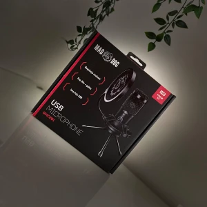 USB microphone GMC201 - Bilderna visar en USB-mikrofon (modell GMC201) från Mad Dog, komplett med stativ, popfilter och USB-kabel. Perfekt för streaming, gaming, poddar eller videos. Snygg design och enkel att koppla in – gör din röst hörd med stil! Ingen bok syns på bilderna.
