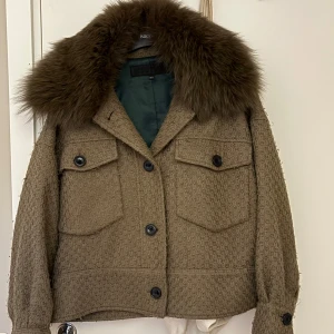 Meotine, Charlie jacket  - Säljer min älskade “Charlie jacket” från Meotine i en supersnygg olivgrön färg. Den är i storlek M/L och sitter perfekt – lite oversized och superbekväm! Jackan har en lyxig känsla tack vare den stora fluffiga äkta pälskragen. Passar i alla tillfällen! NYPRIS: 3000kr