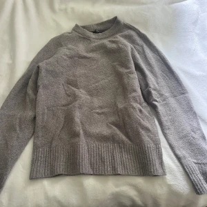 Beigebrun stickad tröja från Amisu  - Mysig beigebrun stickad tröja från Amisu i storlek XS. Knappt använd, köpt för 250kr.