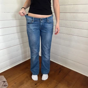Levis jeans - Jeans nr: 10  Midjemått(rätt över): 41 Innerbenslängd: 75 Modellen är: 168  Skriv om ni har några frågor💗//Perfectjeans 