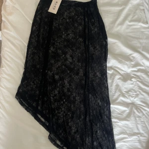 Spets kjol - Svart kjol i spets som aldrig använts. Som ny!