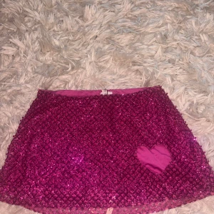 Glittrig rosa minikjol från Oh Polly - Superglittrig rosa minikjol från Oh Polly. Aldrig använd. Uk size 12 